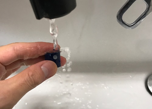ボタンをぬるま湯で洗う
